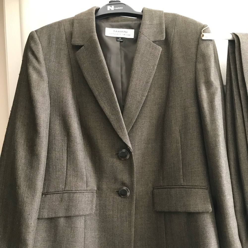 Tahari 2 piece pant suit